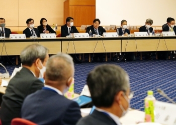 欧州大使会議に出席する林外務大臣と山田外務副大臣
