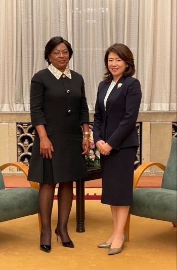 岸田総理大臣夫人が、ロウレンソ大統領夫人と記念撮影を行っている様子