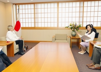 吉川外務大臣政務官が、アルナドッティルOECD開発センター事務局長と懇談している様子