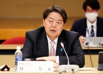 中南米大使会議で発言する、林大臣の様子(正面から撮影)