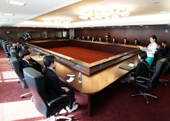 TOFUプログラム参加者に対し激励する、吉川政務官の様子(会議室内全体の様子)