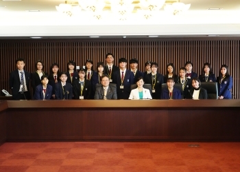 吉川政務官とTOFUプログラム参加者による集合写真