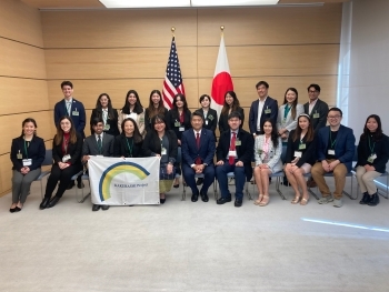 木原官房副長官とアジア系米国人青少年一行による集合写真