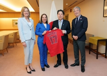 大谷翔平選手のユニフォームを持ちながら、エレニ・クナラカス米国カリフォルニア州副知事と記念撮影を行う林外務大臣