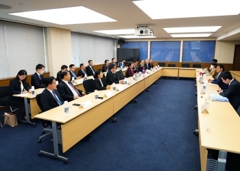 武井外務副大臣が、ラオス党幹部研修プロジェクト一行と懇談している様子
