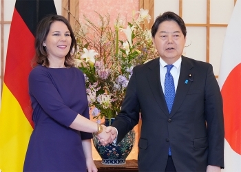 正面を向き、握手を交わす、両大臣の様子