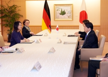 テーブルにつき、会談を行う、両大臣の様子