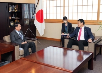 武井副大臣が、ルー・キム・チュン・カンボジア王国シハヌークビル港湾公社総裁と懇談している様子