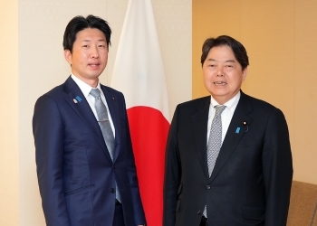 永藤堺市長と写真撮影する林外務大臣