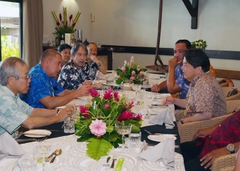 ブラウン首相との夕食会で懇談する林外務大臣