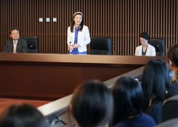 TOFUプログラム参加者に対し激励する、吉川政務官の様子