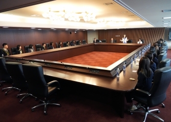 TOFUプログラム参加者に対し激励する、吉川政務官の様子(会議室内全体の様子)