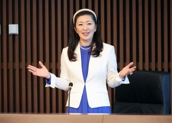 TOFUプログラム参加者に対し激励する、吉川政務官の様子(接写)