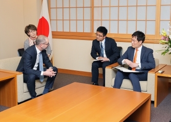 着席し、意見交換を行う、秋本政務官とギャラガー上級副社長の様子