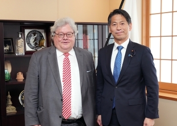 ビュティコファ欧州議会議員と写真撮影する山田外務副大臣表敬