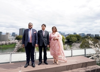 駐日インド大使夫妻と記念撮影を行う林外務大臣