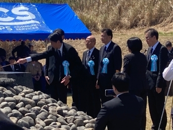 日米再会記念碑で献水を行う、山田副大臣の様子