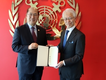 林駐英国大使からリムIMO事務局長に加入書を寄託した際に、記念撮影を行っている様子