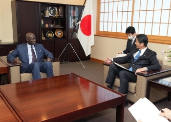 山田副大臣が、クレン駐日南スーダン共和国大使と懇談している様子