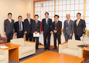 国際緊急援助隊・医療チーム及び専門家チームと記念撮影を行う山田外務副大臣