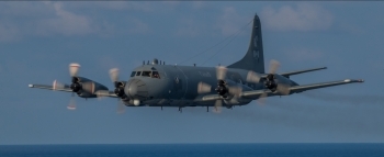 飛行する、カナダ哨戒機「CP-140」の様子