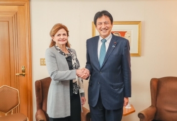 ペーニャ・ドミニカ共和国副大統領と握手する武井外務副大臣