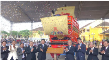 (写真1)「御朱印船」のレプリカを披露