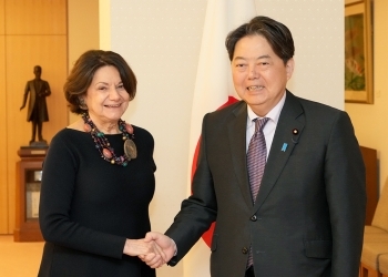 正面を向き、握手を交わす、林大臣とディカルロ事務次長の様子