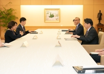 テーブルにつき、意見交換を行う、林大臣とディカルロ事務次長の様子