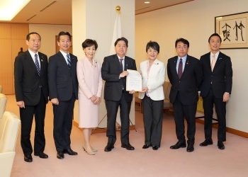上川陽子衆議院議員(女性・平和・安全保障(WPS)議会人ネットと写真撮影する林外務大臣
