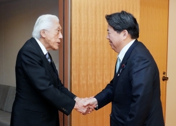 向かい合い、握手を交わす、林大臣と千玄室氏の様子