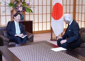着席し、意見交換を行う、林大臣と千玄室氏の様子