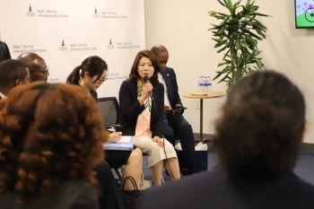 プレゼンテーションを行った学生たちに対し、コメントする、岸田総理夫人の様子