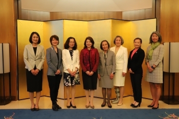 ワシントンD.C.で活躍する女性たちと岸田総理夫人による集合写真