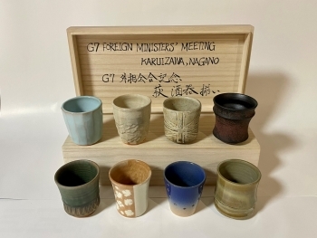 贈呈品の一つ、萩焼、ショットグラス風ぐい吞みのセット