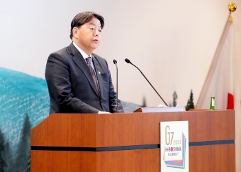 議長国会見で話をする林外務大臣