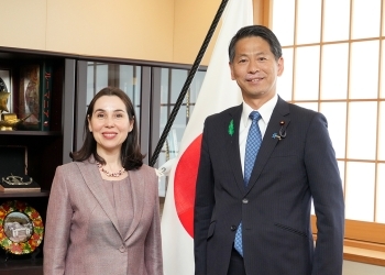 正面を向き、写真撮影に応じる、山田副大臣とアラバジエヴァ大使の様子