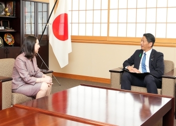 着席し、意見交換を行う、山田副大臣とアラバジエヴァ大使の様子