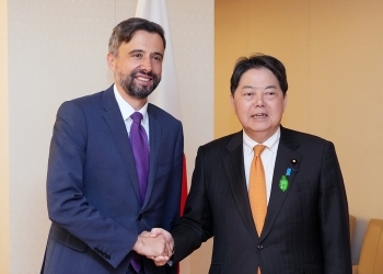 正面を向き、握手を交わす、林大臣とラリオ総裁の様子