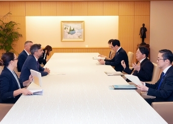 テーブルにつき、意見交換を行う、林大臣とラリオ総裁の様子