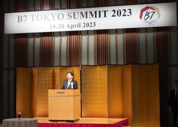演台に立ち、スピーチを行う、林大臣の様子(遠写)