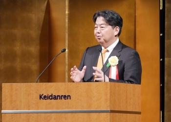 演台に立ち、ゼスチャーを交えてスピーチを行う、林大臣の様子(接写)