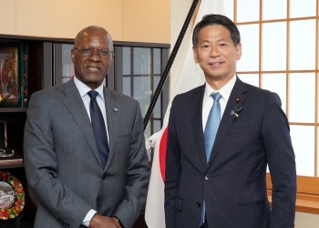 会談を前に、ナミビアのアルウェンド鉱山・エネルギー大臣と記念撮影を行う山田外務副大臣