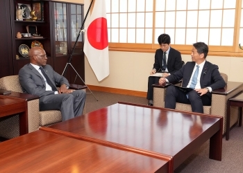 山田外務副大臣が、ナミビアのアルウェンド鉱山・エネルギー大臣と会談している様子