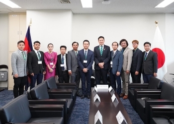 カンボジア若手政治関係者招へい一行と記念撮影を行う武井外務副大臣