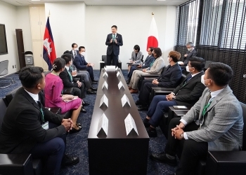 武井外務副大臣が、カンボジア若手政治関係者招へい一行と議論を行っている様子
