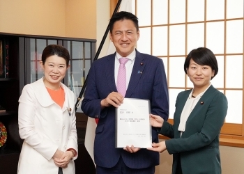 顧みられない熱帯病(NTDs)の根絶を目指す議員連盟から提言を受け取る武井外務副大臣