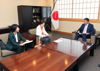 武井副大臣が、議員連盟の国光あやの衆議院議員及び鈴木貴子衆議院議員と懇談している様子