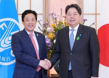 屈冬玉(チュー・ドンユィ)国連食糧農業機関(FAO)事務局長と握手する林外務大臣