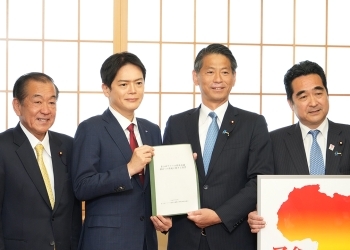 要望書を受け取っている山田外務副大臣の様子